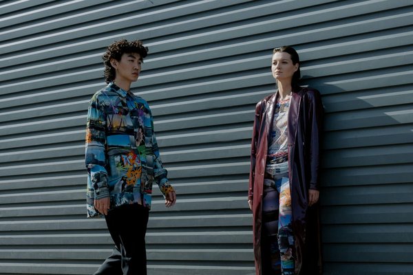 Séduire par la lumière : le collier doré au cœur des tendances féminines